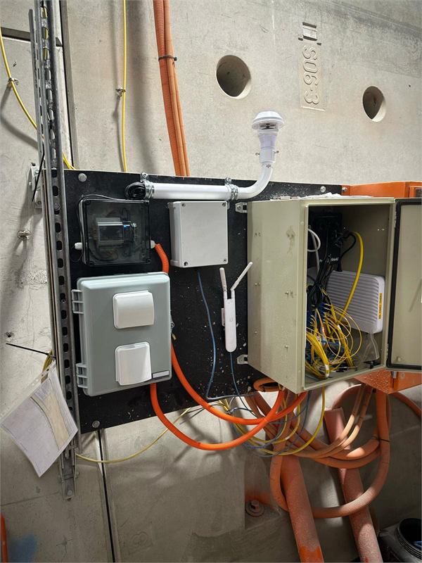 Site access control unit mounted at a project entry point